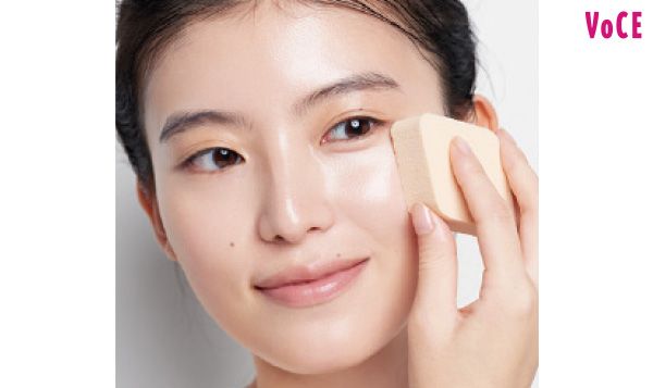 スポンジを使って優しくなじませる