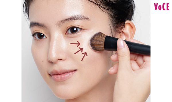 ブラシを使って均一にファンデを広げる