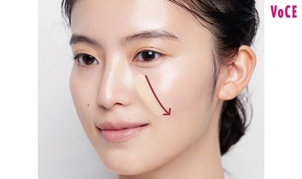 鼻横にななめにファンデをのせる