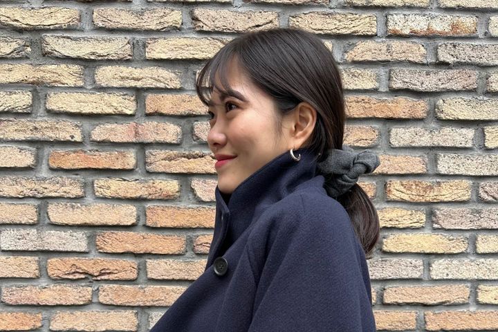 ハイネックで着たウーリーコートとヘアアクセがポイントの顔まわりカット