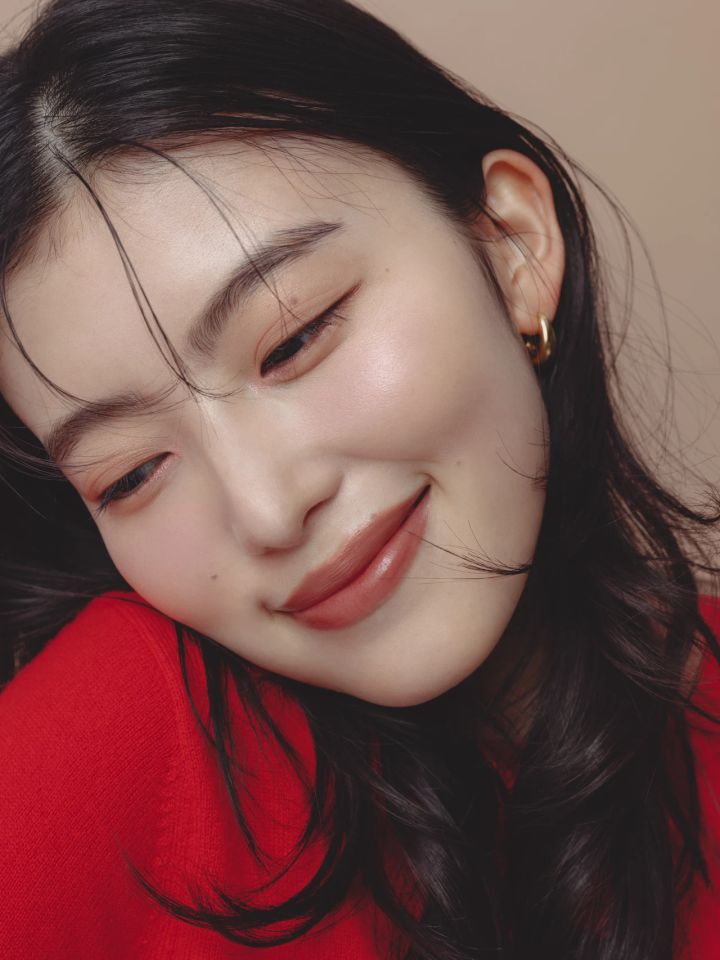 ユニクロ UNIQLO カシミヤニット ラムクルーネックセーター ピンクチーク ピンクアイシャドウメイク やり方