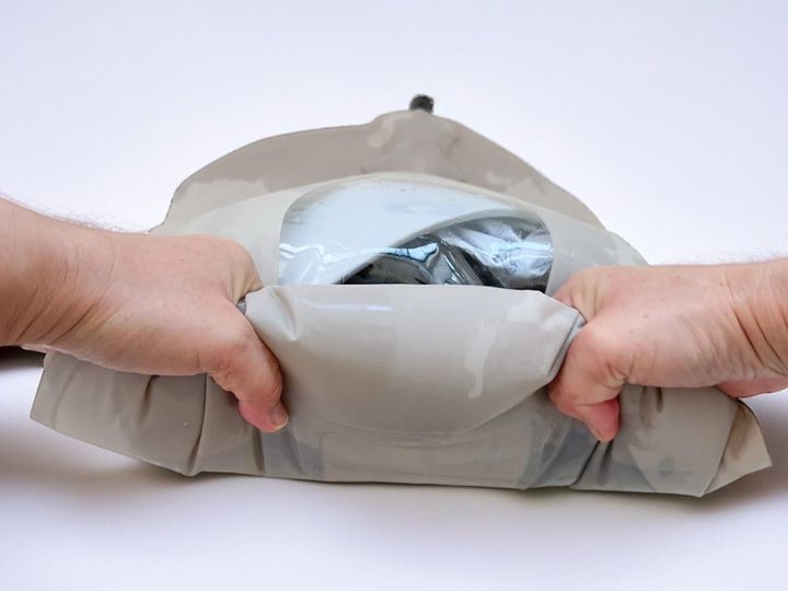 絞るようにして中の水を出す