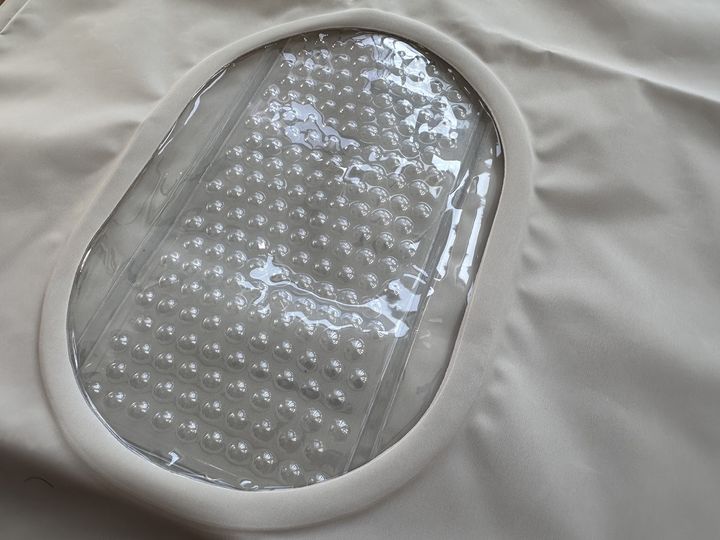 内側に凹凸シートがある