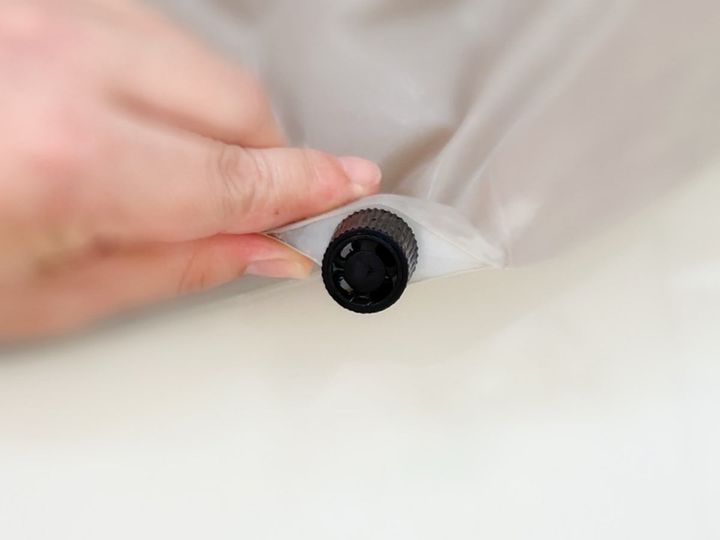 バルブをゆるめて中の水を出す