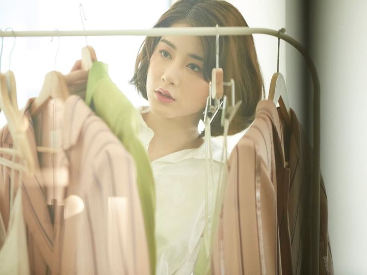 ブルーベース（ブルベ）の人は暖色系やアースカラーに苦手意識を持つ人が多いようです。しかし、ブルベの人にも似合う暖色系やアースカラーはあります。今回は、ブルベの人に似合うカラーをご紹介します！