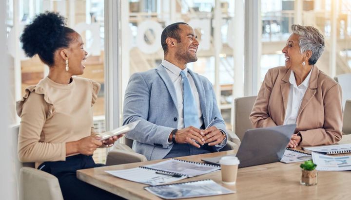 楽しそうに会話する男女