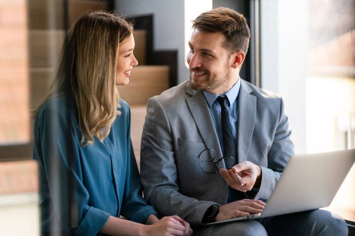 会議室で話し合う男女