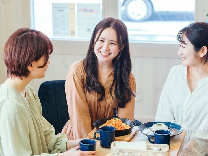 【精神科医が解説】人前では笑顔で過ごせるのに、一人になると気持ちが沈んでしまう「微笑みうつ」。つらさが周囲に伝わらず、気付かぬうちに限界を超えてしまうことがあります。危険性と対処法について、分かりやすく解説します。（※画像：Shutterstock.com）