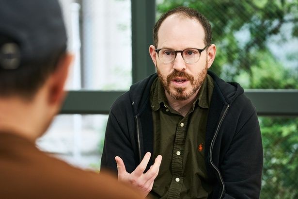 にこやかに、時に少し考えるそぶりを見せながら答えてくれたアリ・アスター 撮影/黒羽政志