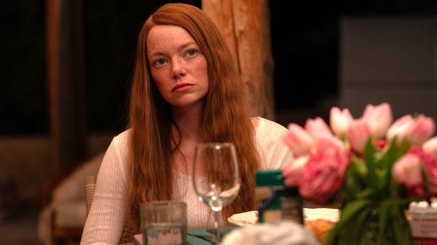 カルト集団の教祖による扇動動画にのめり込んでいく、ジョーの妻ルイーズをエマ・ストーンが演じた [c] 2025 Joe Cross For Mayor Rights LLC. All Rights Reserved.