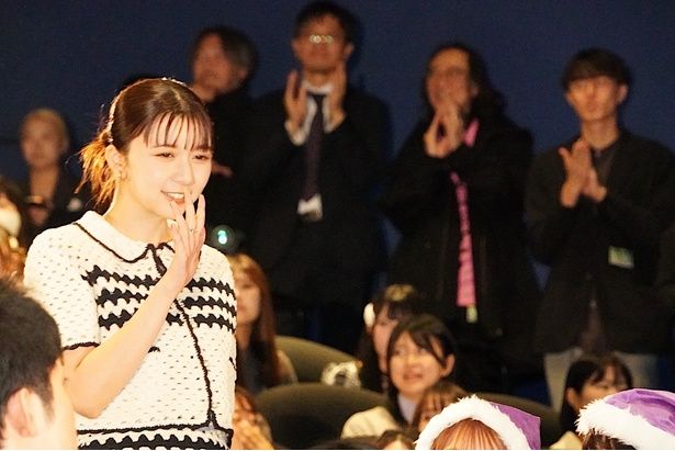 客席の間を通って登場！歓声を浴びた