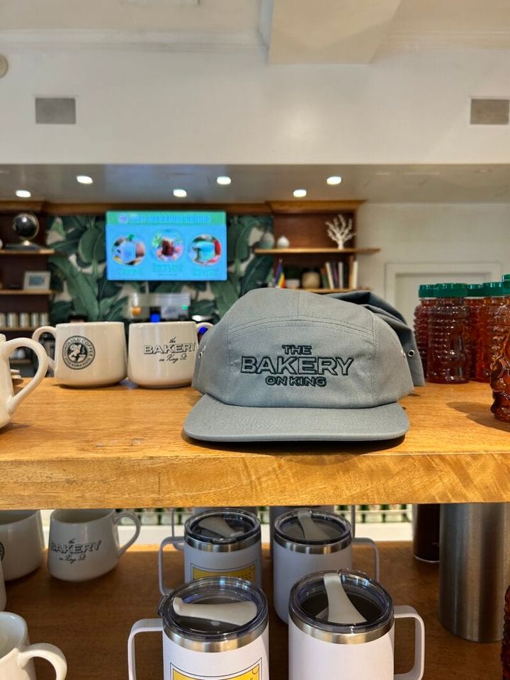 キャップやマグカップなどグッズも充実。