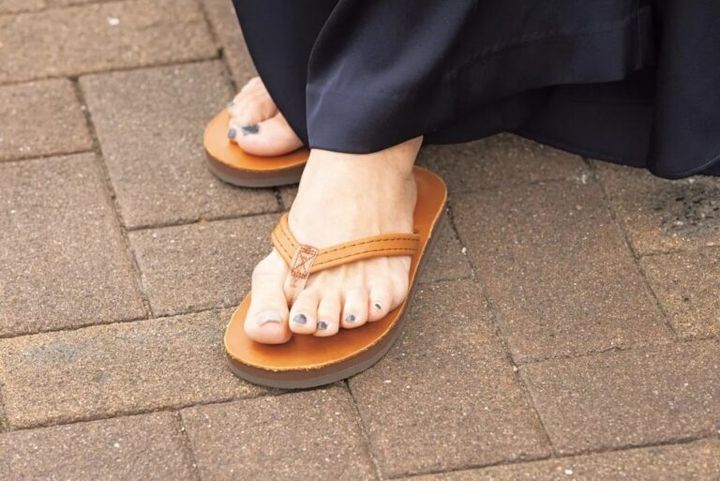 「首元、手首、足元を見せると、抜け感が出ます」。足元には「レインボー」のビーチサンダルを合わせて、こなれ感のある着こなしに。