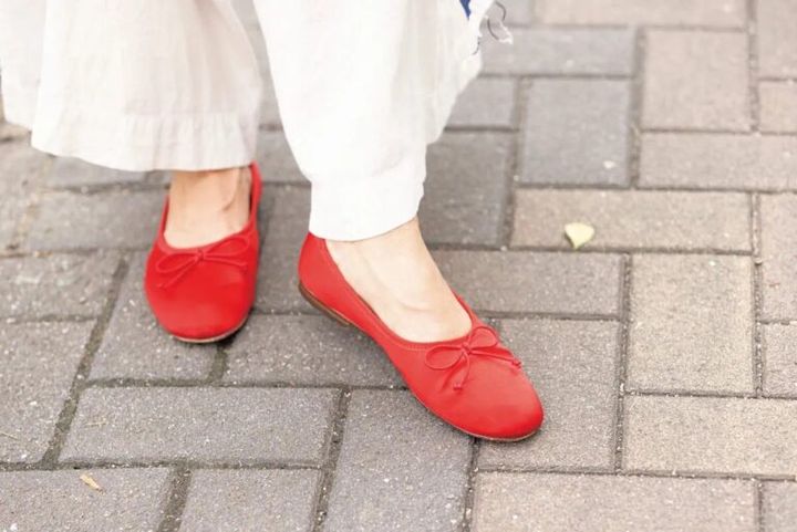 キュートな赤にひと目惚れした「H&M」のフラットシューズ。夏でもあえてシューズを合わせることで、足元からきちんと感を。