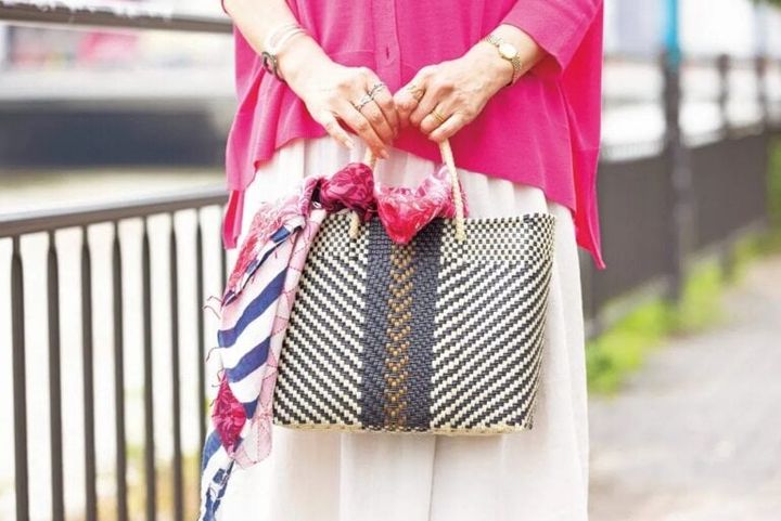 「メルカドバッグに白、スカーフにピンクや赤と小物にも洋服の色を取り入れ、コーディネートがまとまるよう意識しました」