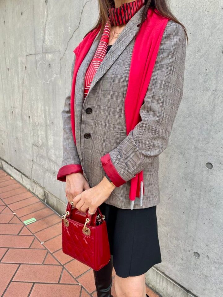 「本日のラッキーカラー、赤い小物を差し色に♪顔まわりに色ものスカーフを巻くと一気に華やかで元気な印象に」