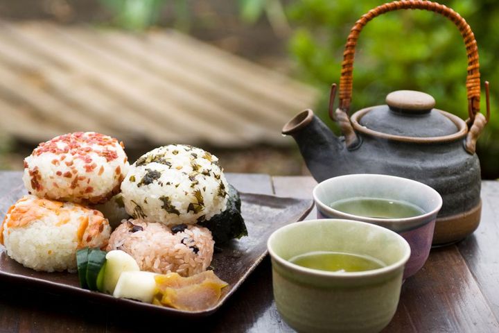 【ダイエットの新常識】緑茶の飲み方で脂肪燃焼！高カカオチョコも。医師が解説