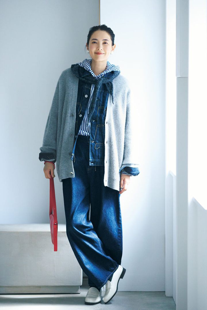 デニムパンツ¥18,480／ともにミズイロインド（マーコート）、ストール¥13,200／ヴェリテクール、イヤリング¥12,100 ／アビステ、バッグ¥29,700 ／バケットバゲージ（ロワズィール代官山アドレス・ディセ店）、ローファー¥12,980 ／ハルタ