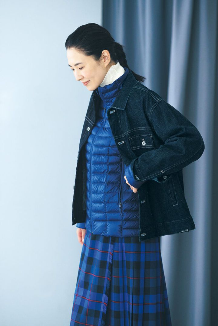 ニット¥19,800 ／ボールジィ（トゥモローランド）、スカート¥42,900 ／オニール オブ ダブリン×デミルクス ビームス（ビームス ハウス 丸の内）