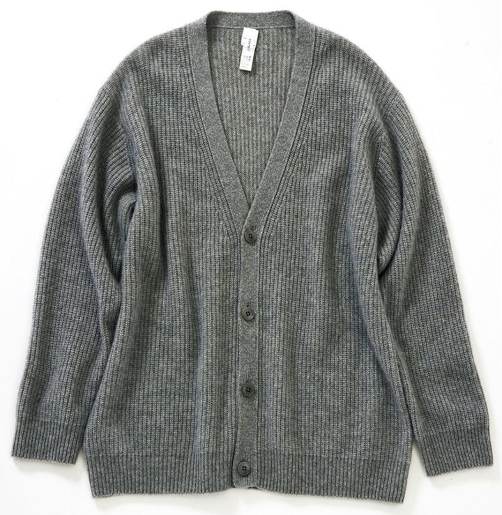 カーディガン¥66,000 ／コンテンポ（ヤエカ ホーム ストア）