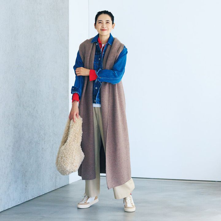 ジップアップカーディガン¥19,800 ／マカフィー（トゥモローランド）、Tシャツ¥13,200、チノパン¥22,000 ／ともにシップス プライマリー ネイビー レーベル（シップス インフォメーションセンター）、イヤカフ¥29,700 ／プラウ、バッグ¥24,200／ヘレン ムーア（セムインターナショナル）、スニーカー¥26,400 ／クレイ（リーガルコーポレーション）