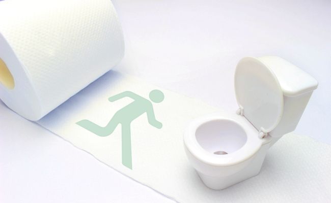 トイレに駆け込んでいるイメージ