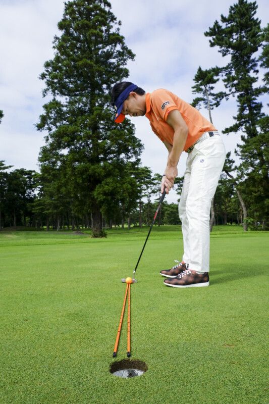 真っすぐ狙うと入らない！パッティングは「斜めに狙う」が正解