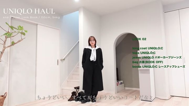 コート＆ジーンズコーデにアクセントで肩掛けをしたコーデ