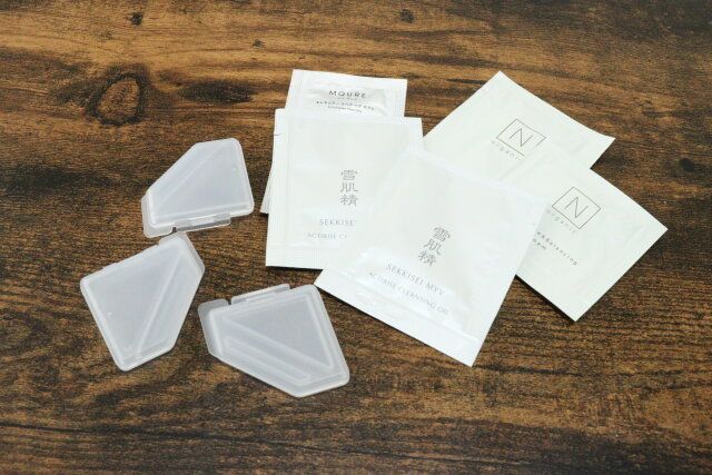 セリアのサンプルコスメ用のクリップ