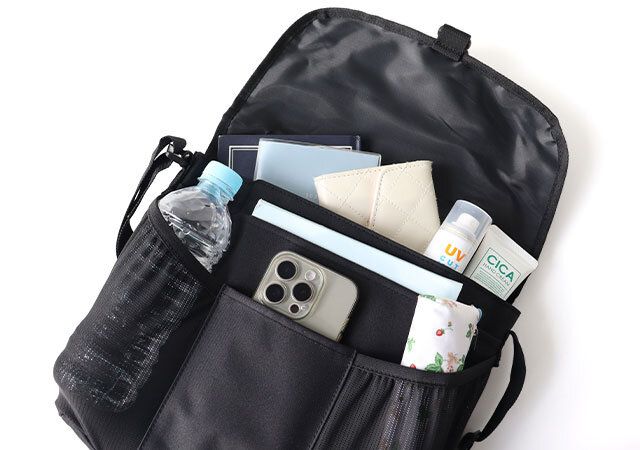 シャカ8ポケット付きメッセンジャーバッグフラップ下ポケット