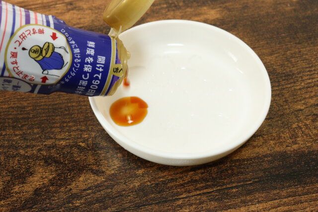 絵が浮き出るしょうゆ皿2P さくら しょうゆを注ぐ