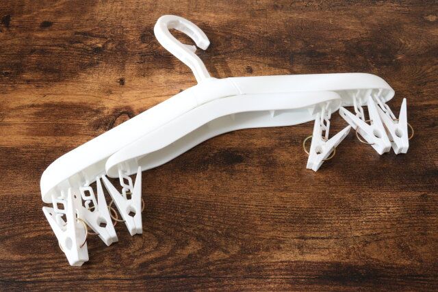 ダイソーのスライド回転ハンガー（ピンチ6個付）のビジュアル