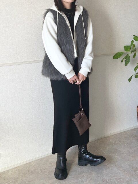 GUパフスウェットフルジップパーカとファーベストのモノトーンコーデ