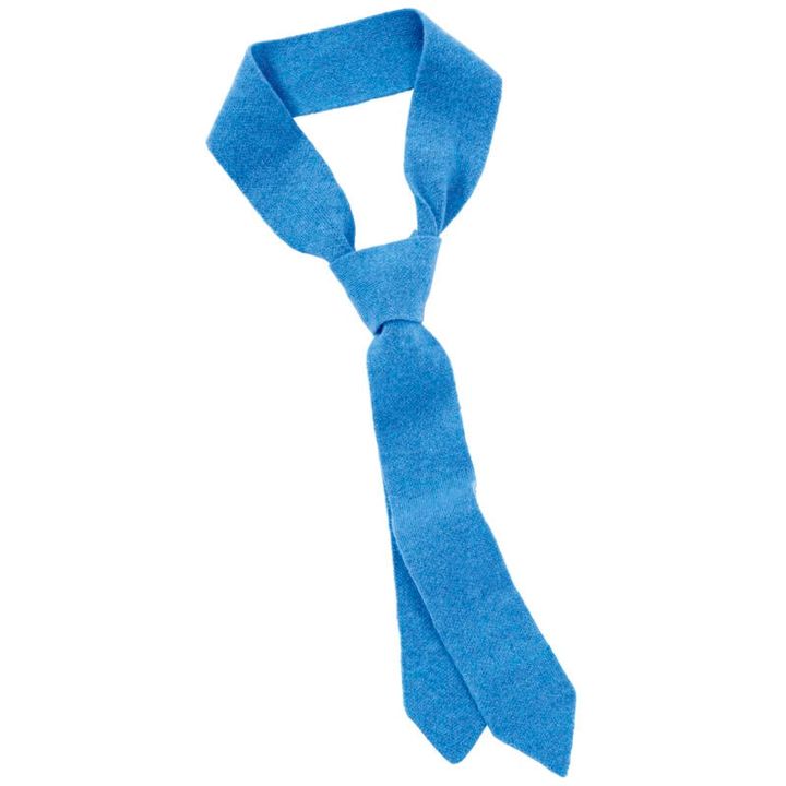 トレンドのネクタイもニットの柔らかな風合いで優しげな雰囲気が薫る。かっちりとしすぎず、脱まじめなムードで装える。ネクタイ￥8,690（ウィリアム ブラントン／セムインターナショナル）