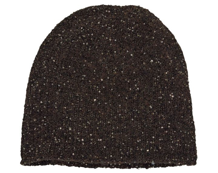 カジュアルに似合うビーニーも、キラキラなスパンコールで顔周りに華を添えて。ビーニー￥9,900（プロヴォーク デザイン ブティック／ジャック・オブ・オール・トレーズ プレスルーム）