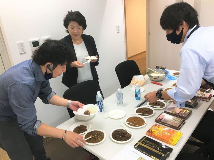 社内で試食中の藤﨑社長