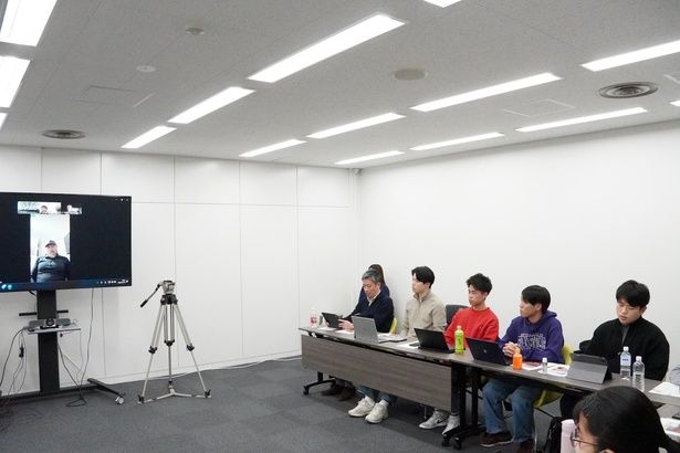 【写真を見る】『ウォーフェア 戦地最前線』の退役軍⼈と大学生による「対談授業」の様子