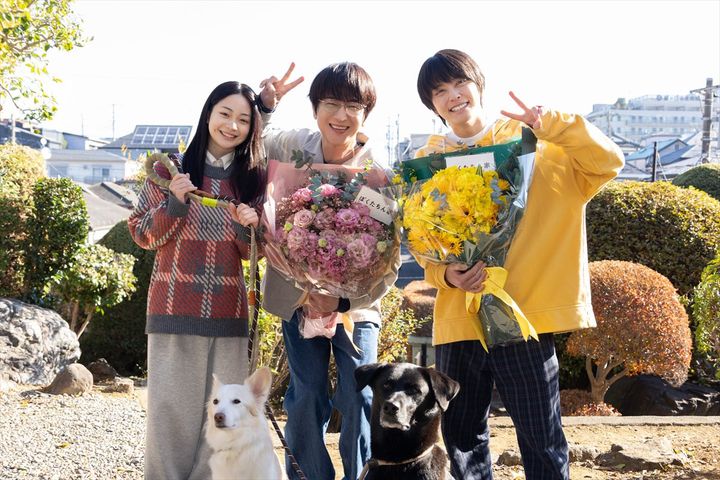 ドラマ『ぼくたちん家』及川光博・手越祐也・白鳥玉季がクランクアップ （C）日本テレビ width=