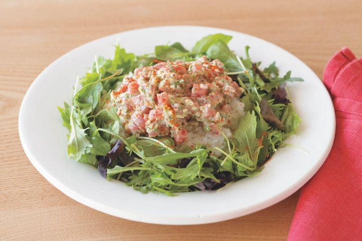 ひとり暮らしの味方！ ランチにもディナーにも使える【ワンプレート】レシピ2選「焼きトマトとベーコンエッグのっけ丼」「まぐろのタルタル丼」