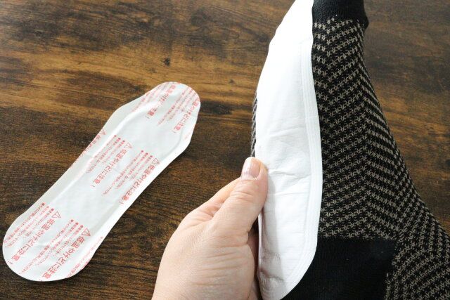 貼るカイロ（足裏用、1足組） 使用例