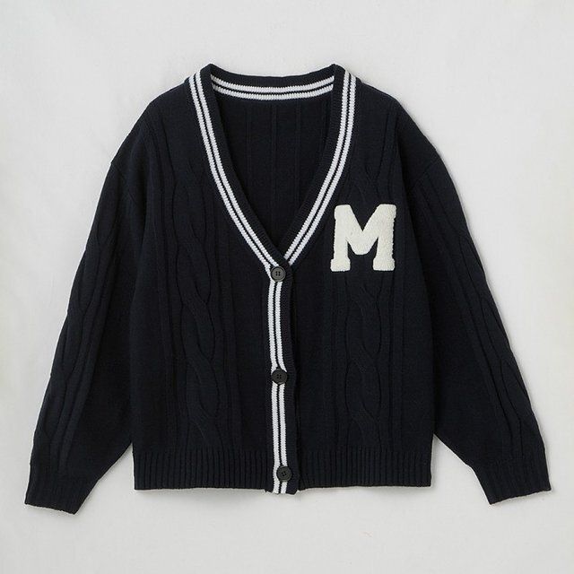 しまむらのロゴ刺繍使いケーブルニットカーディガン（瞬間seju）