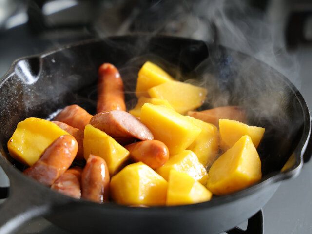 じゃがいもを加えて、表面に焼き色を少し付ける