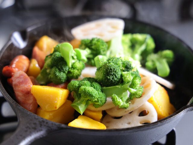 野菜を加えて、表面に焼き色を少し付ける