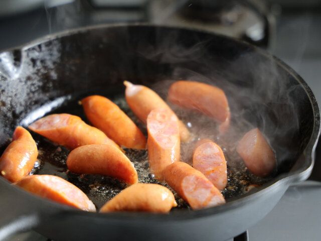 ソーセージを中火からやや強火で、こんがりするまで炒める