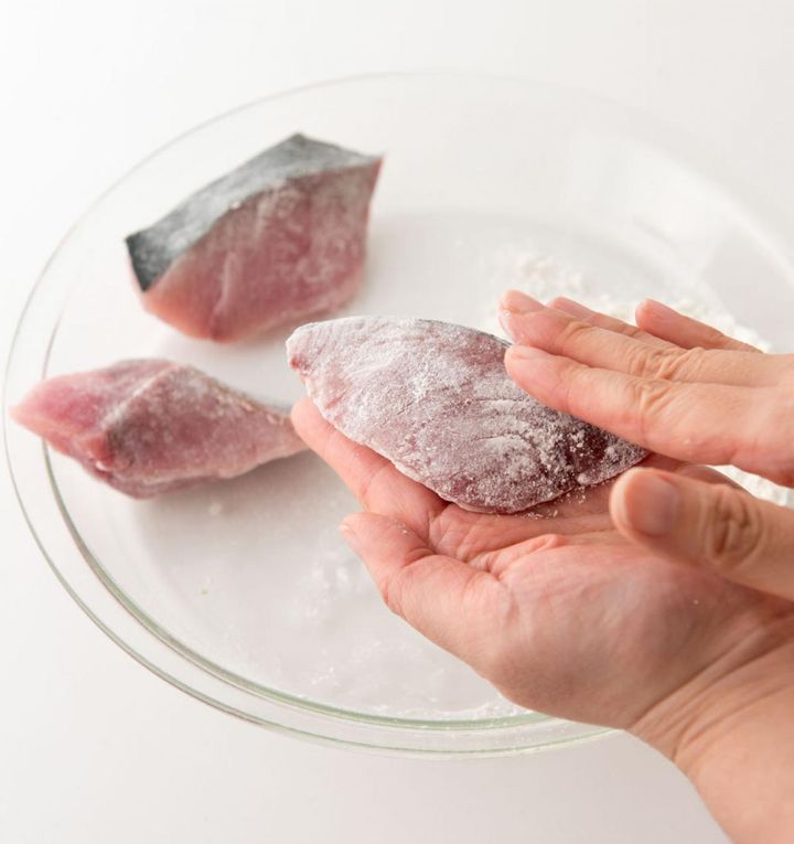 ぶりはカリッと揚げたいので、揚げる直前に小麦粉をまぶす。粉をつけすぎるとベタッとするので、余分な粉ははたいて落とす。