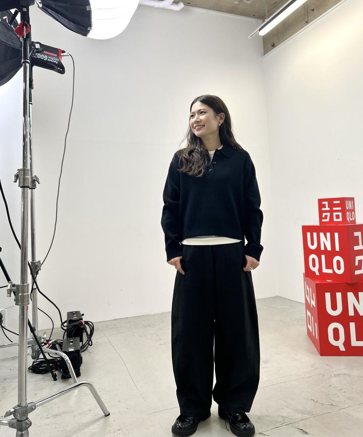 画像: 【ユニクロ】スムースコットンポロセーター（Lサイズ着用）¥3,990、ソフトリブクルーネックT/長袖（Mサイズ着用）¥1,990、ジャージーバレルレッグパンツ（Sサイズ着用）¥3,990 ※太田さんの身長：159㎝ www.uniqlo.com