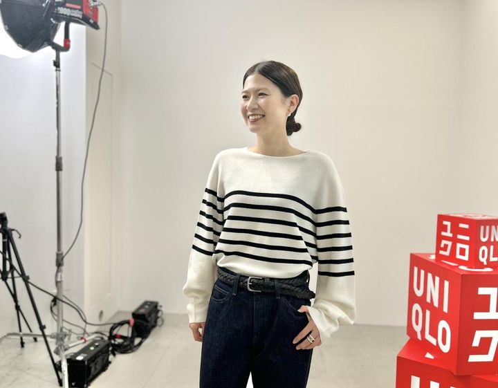 画像: 【ユニクロ】3Dコットンクルーネック ボリュームスリーブ セーター（Lサイズ着用）※2025年12月下旬発売予定 ¥3,990 、レザーメッシュベルト（メンズ）¥2,990、【UNIQLO and JW ANDERSON】ストレートジーンズ（25インチ着用）¥4,990 ※太田さんの身長：159㎝ www.uniqlo.com