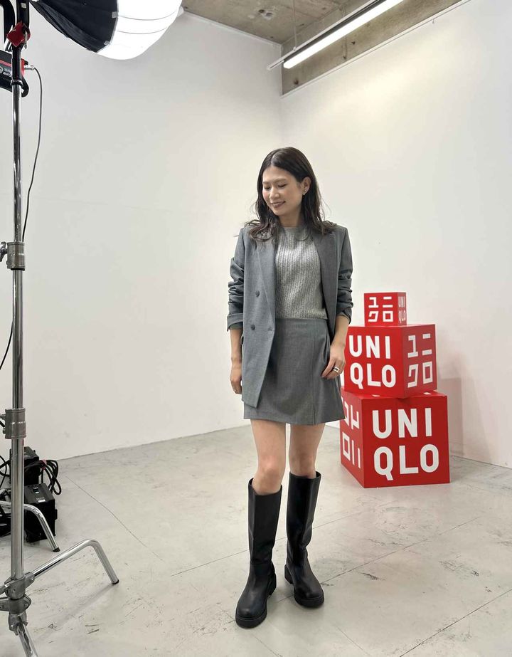 画像: 【ユニクロ】ミニケーブルクルーネックセーター（Mサイズ着用）¥3,990、ダブルジャケット（Lサイズ着用）¥6,990、スリットスコート（Mサイズ着用）※2026年1月中旬発売予定 ¥2,990 ※太田さんの身長：159㎝ www.uniqlo.com