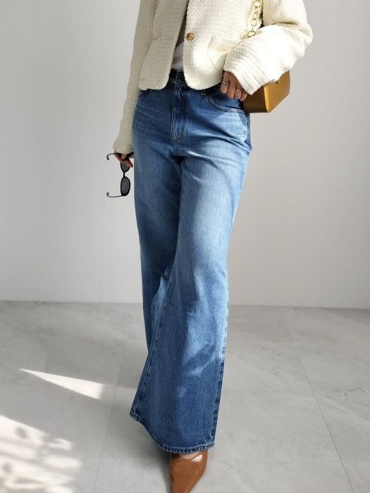 GU「リラックスワイドフレアジーンズ」