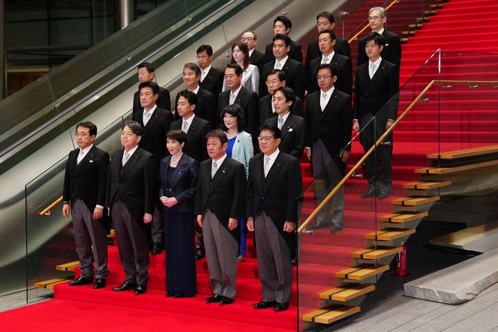 高市内閣の顔ぶれ。首相を含め女性は3人に留まっており、数の面でも十分とは決して言えない。またこの日も、高市のファッションについての報道が多数。歴代男性首相では見られなかったことだろう。